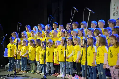 FOTO: Otroški glasovi zazveneli na prireditvi Škratje pojejo 2025