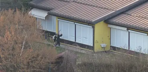 VIDEO IN FOTO: Tako so danes vandali uničevali vrtec na Ravnah