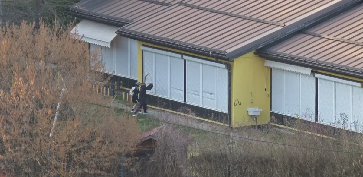 VIDEO IN FOTO: Tako so danes vandali uničevali vrtec na Ravnah