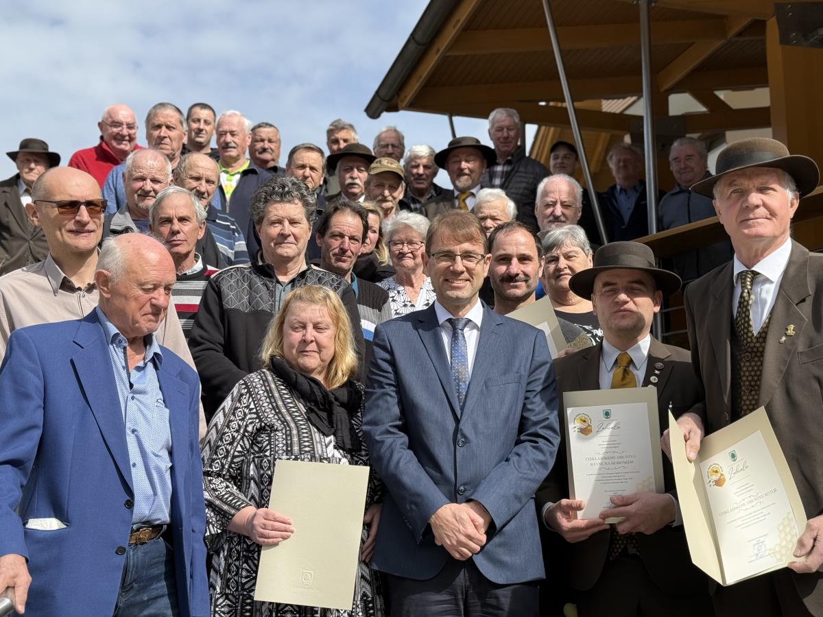 FOTO: Župan dr. Tomaž Rožen je na priložnostnem sprejemu gostil čebelarje in čebelarke v počastitev in zahvalo ob prejemu naziva Čebelam najbolj prijazna občina