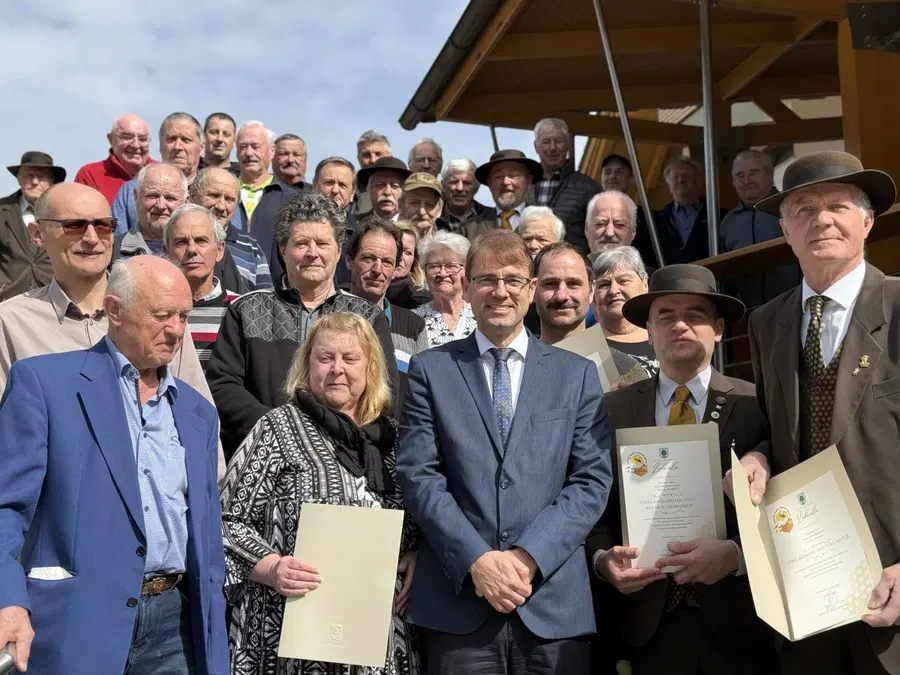 FOTO: Župan dr. Tomaž Rožen je na priložnostnem sprejemu gostil čebelarje in čebelarke v počastitev in zahvalo ob prejemu naziva Čebelam najbolj prijazna občina