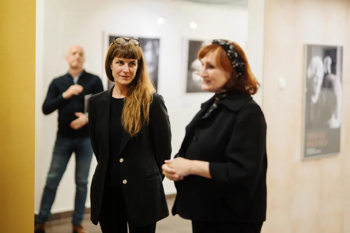 Na Prevaljah je na ogled fotografska razstava Nike Hölcl v dialogu s kiparstvom Mirsada Begića (FOTO)