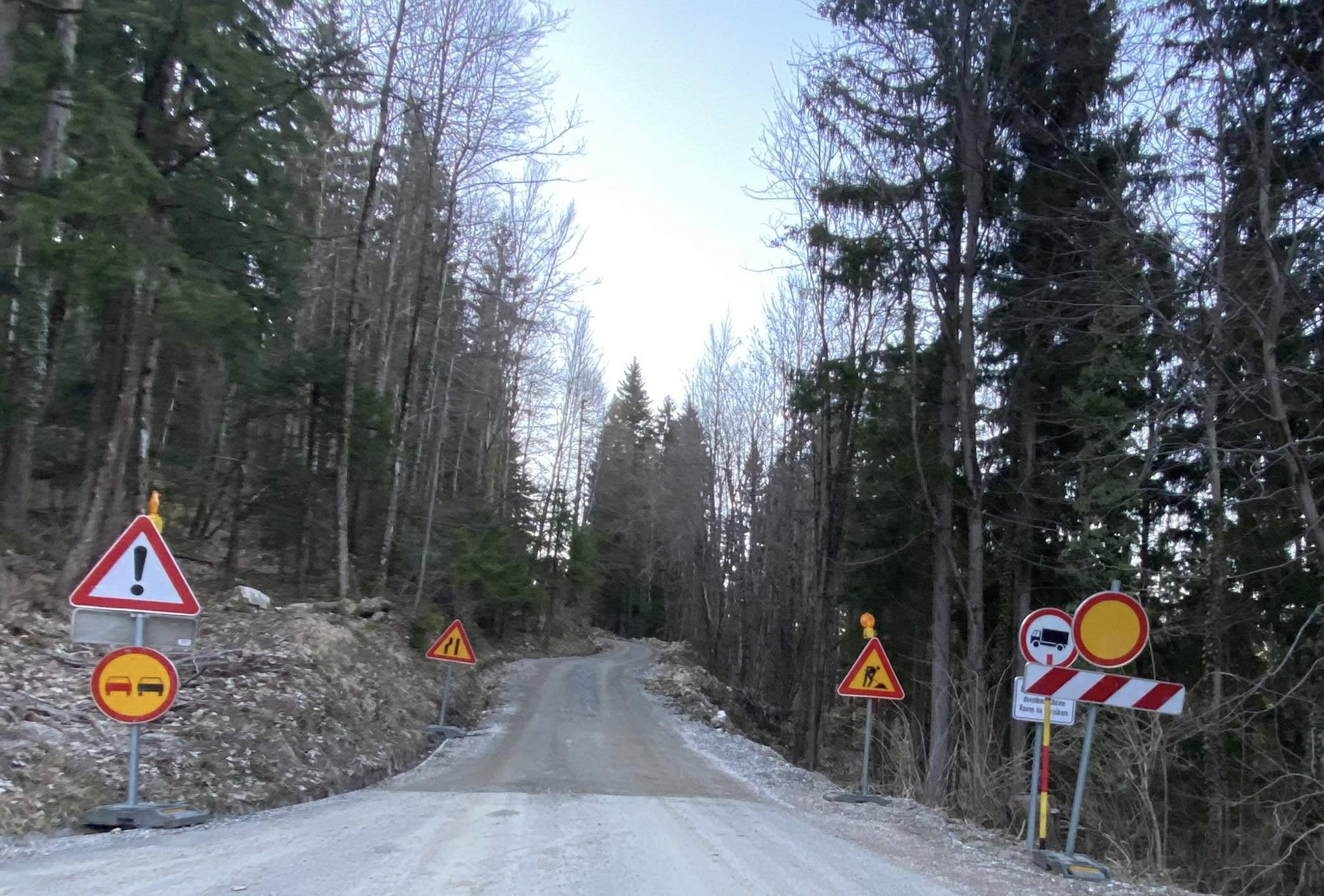 Cesta Smučarska koča - Naravske ledine je v delu, prihajalo bo do zapore ceste