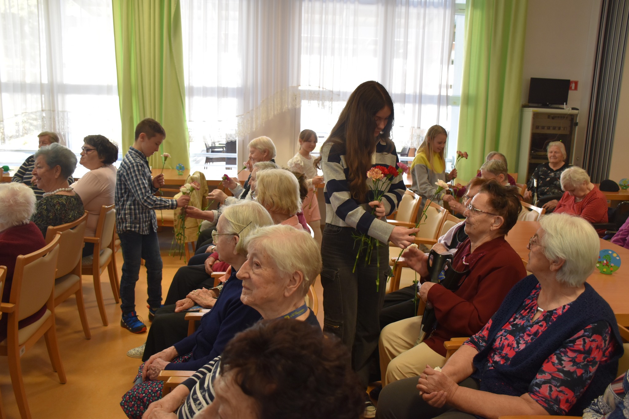 FOTO: V Koroškem domu starostnikov Črneče so praznovali dan žena s pesmijo in nasmehi