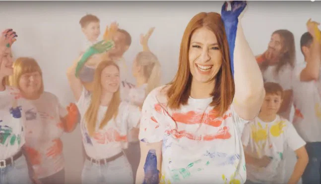 Eva Boto izdala novo čutno pesem, ki govori o ljudeh, ki svet obarvajo z ljubeznijo