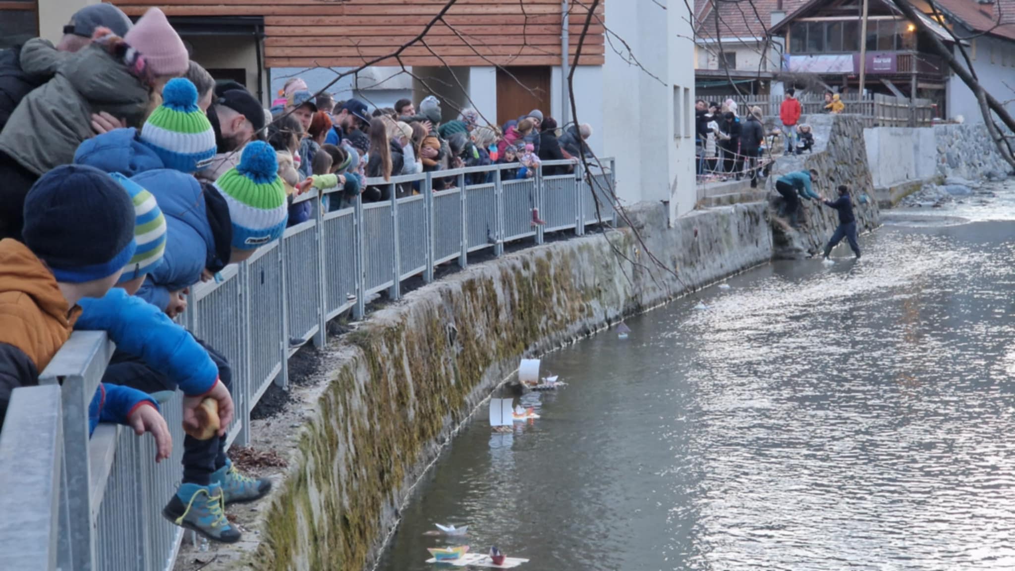 FOTO: Gregorjevo so praznovali tudi v Črni na Koroškem: Otroci vrtca Kralj Matjaž spustili ladjice po Meži