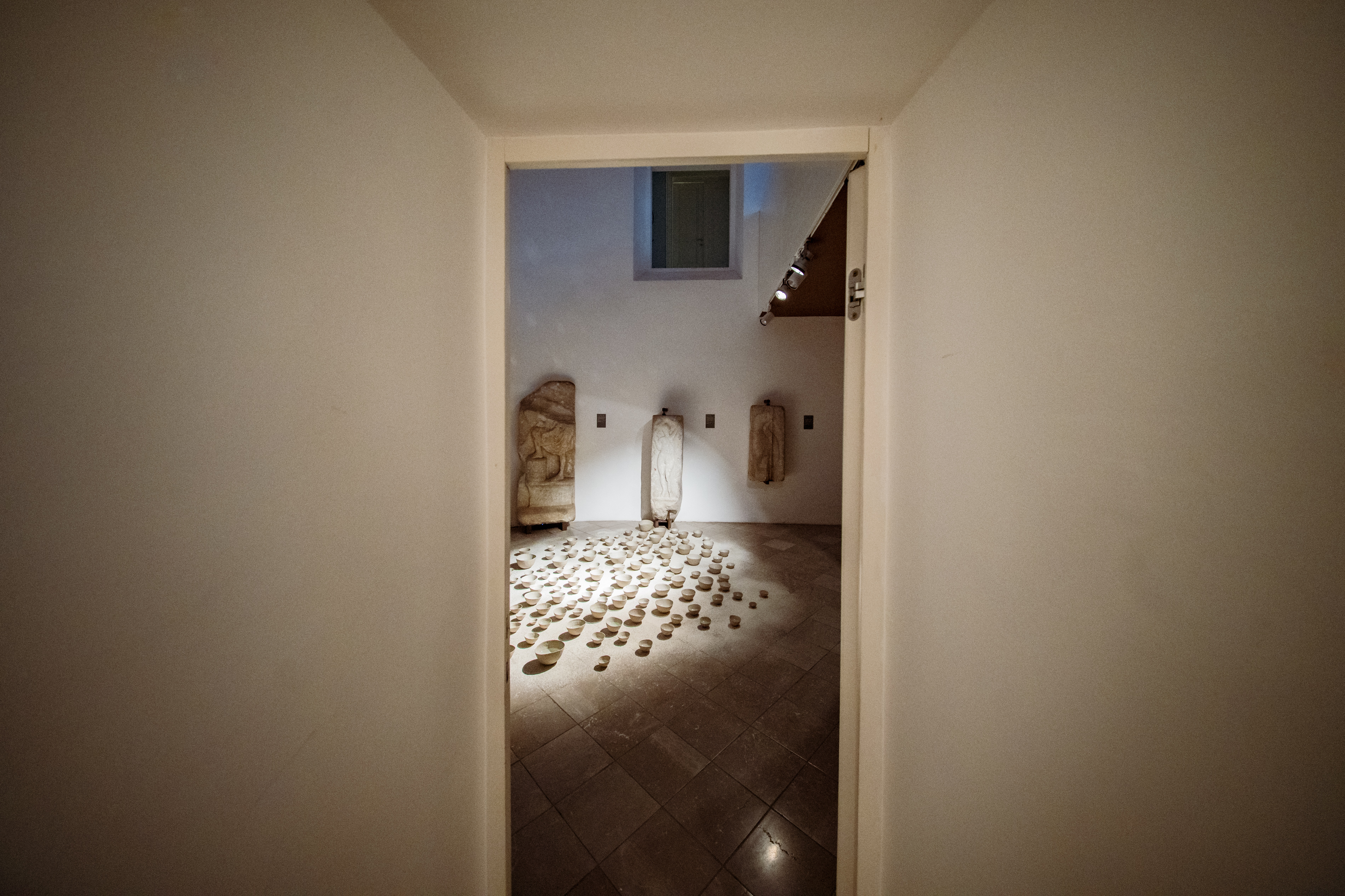 FOTO: V grajski kapeli na Ravnah na ogled instalacija domačinke Ane Haberman