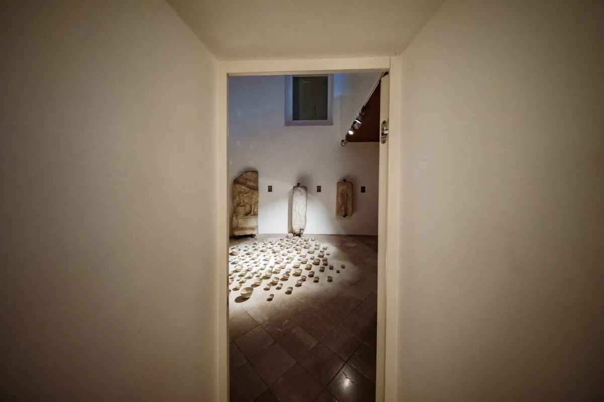 FOTO: V grajski kapeli na Ravnah na ogled instalacija domačinke Ane Haberman