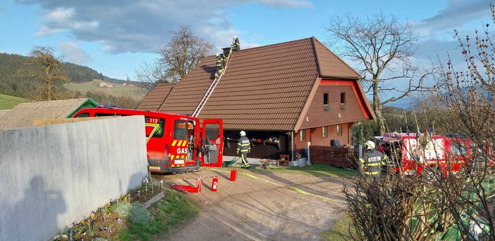 FOTO: Posredovanje gasilcev pri dimniškem požaru na Paki