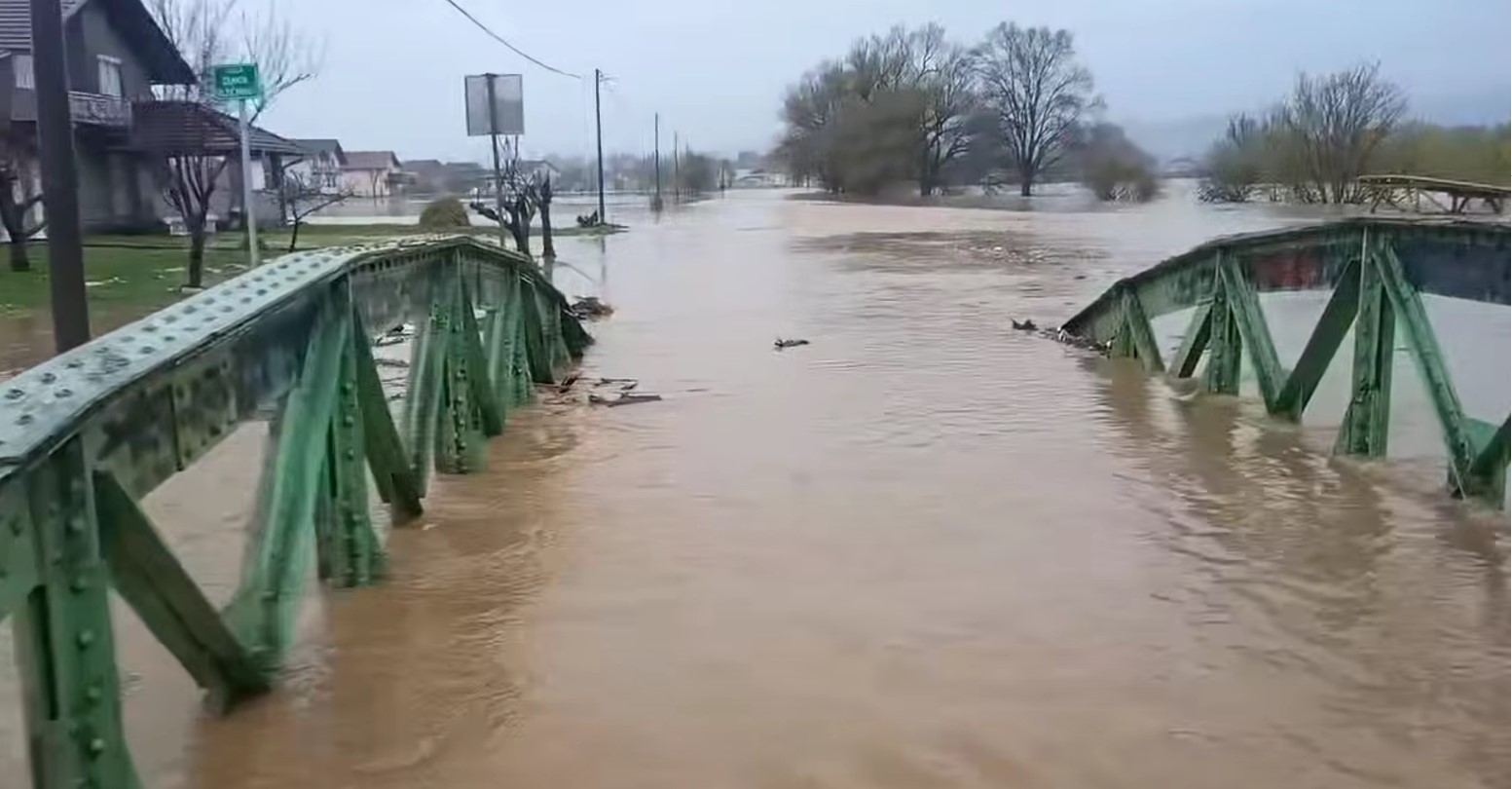 Zaradi obilnega deževja na Hrvaškem in v BiH kritične razmere