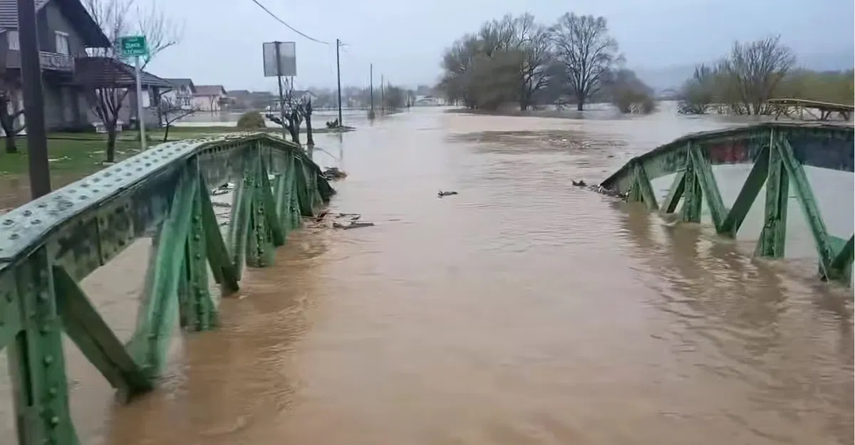Zaradi obilnega deževja na Hrvaškem in v BiH kritične razmere
