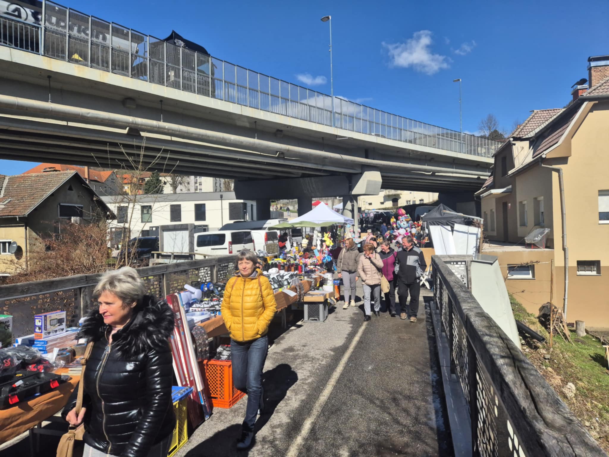 FOTO: Sončno vreme je na Jožefov sejem v Dravogradu privabilo številne obiskovalce