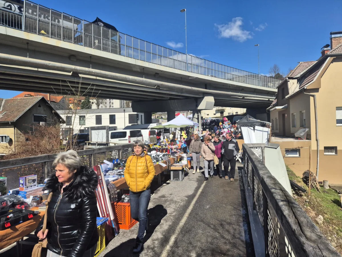 FOTO: Sončno vreme je na Jožefov sejem v Dravogradu privabilo številne obiskovalce