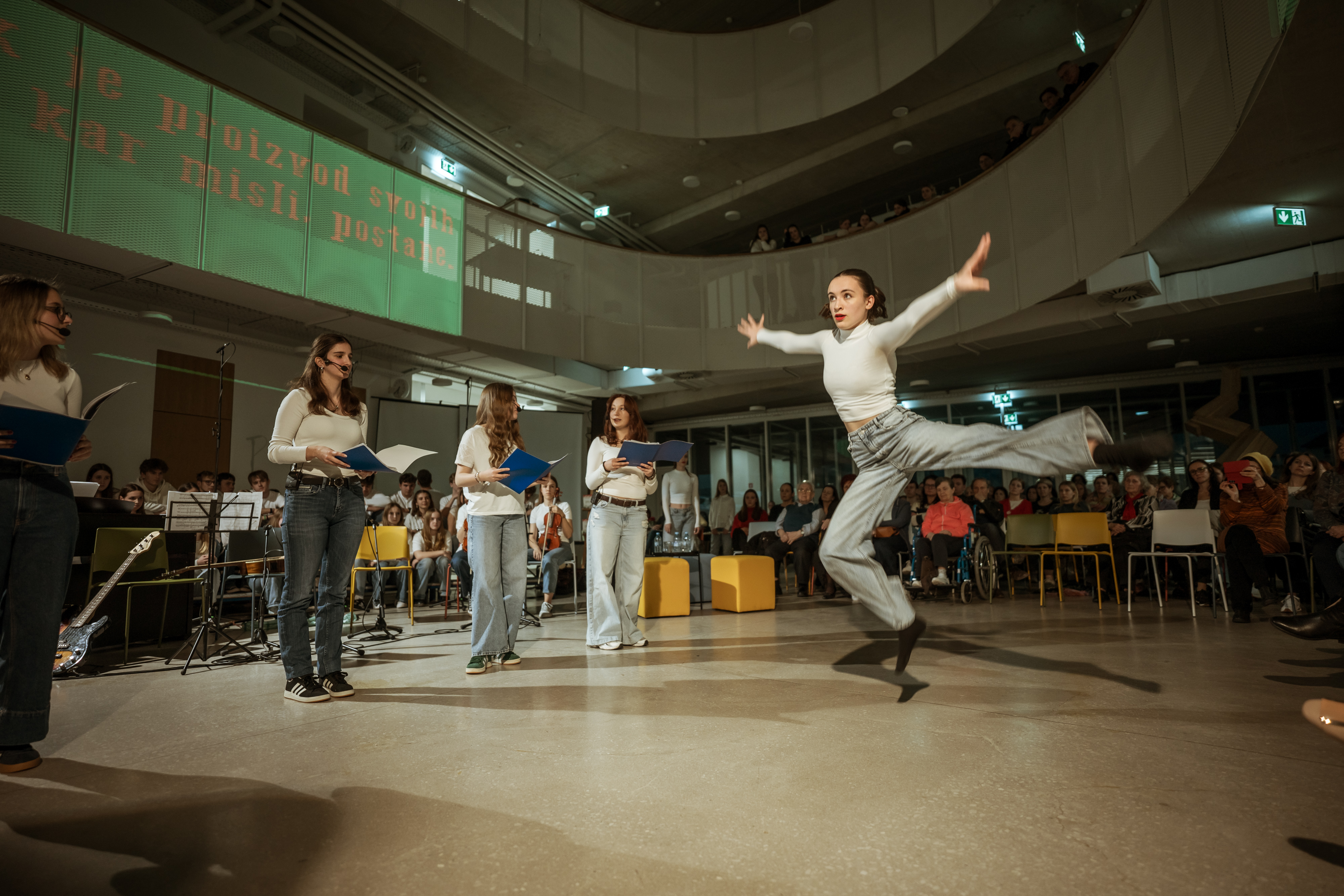 FOTO: Indijski veleposlanik ganjen nad sporočili mladih
