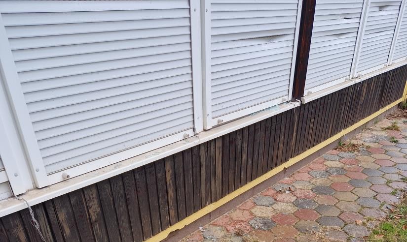 Poziv k odgovornemu ravnanju: Za vandalizem na Ravnah na Koroškem ni prostora