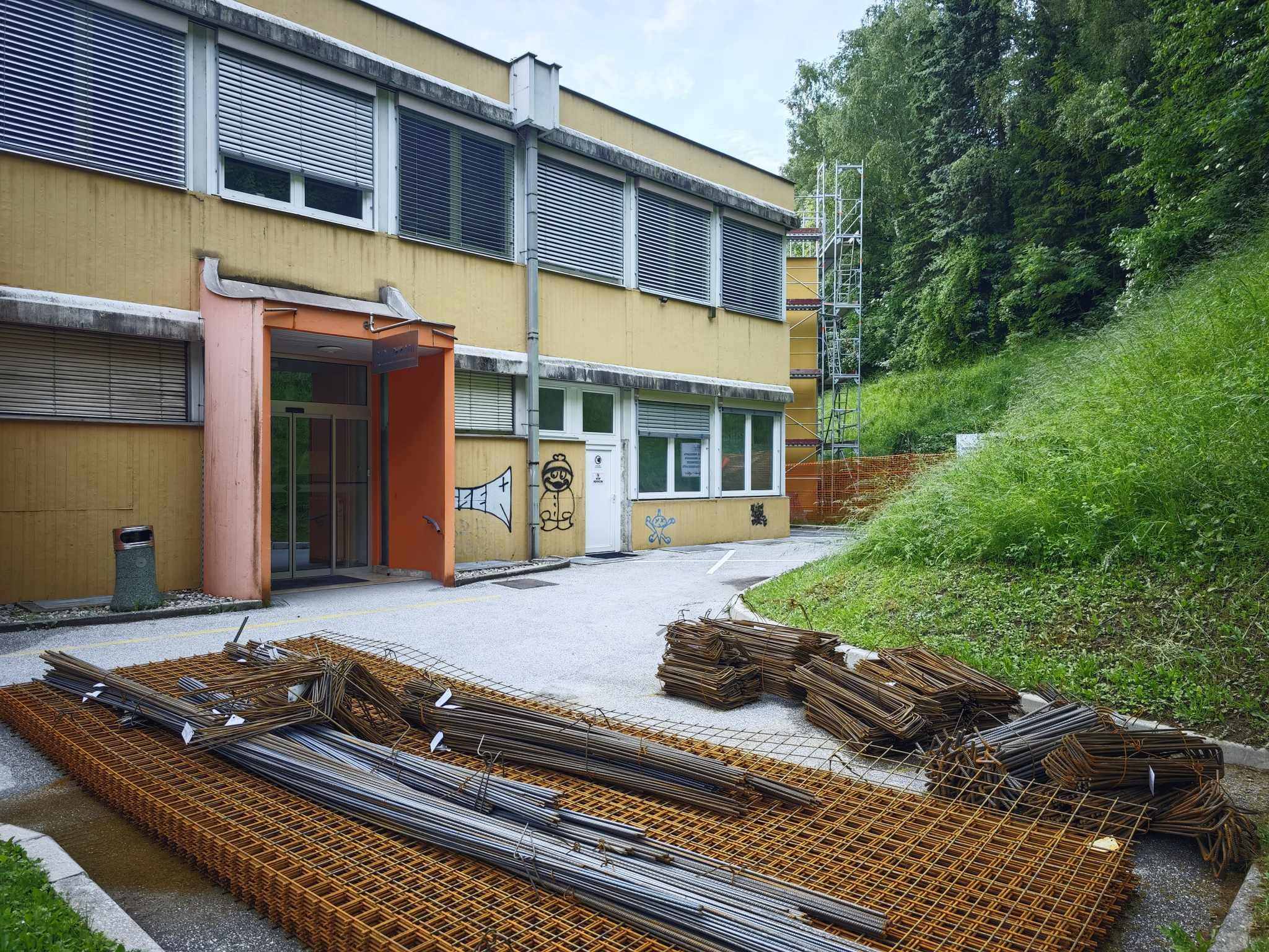 Zaradi začetka gradbenih del spremenjen dostop do posameznih delov ZD Ravne