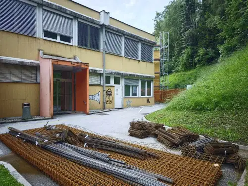 Zaradi začetka gradbenih del spremenjen dostop do posameznih delov ZD Ravne