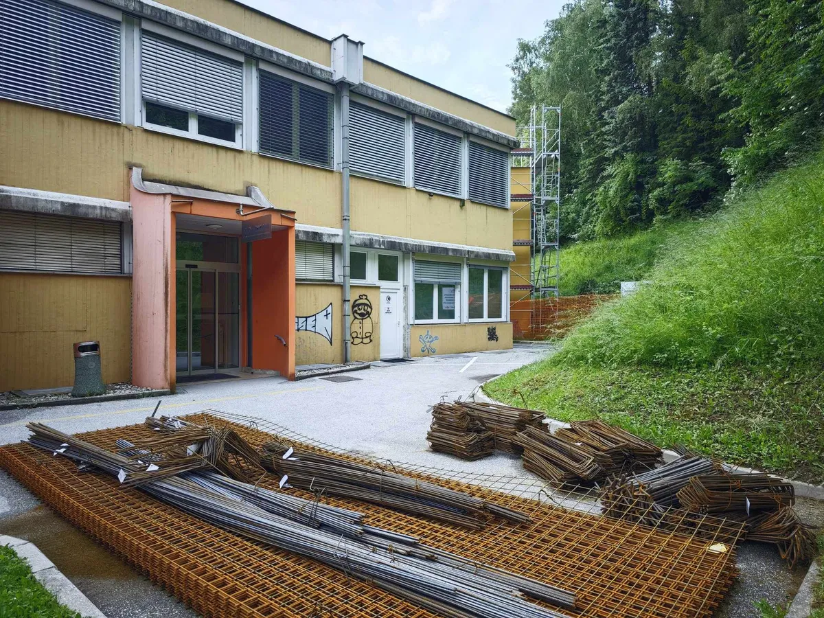 Zaradi začetka gradbenih del spremenjen dostop do posameznih delov ZD Ravne