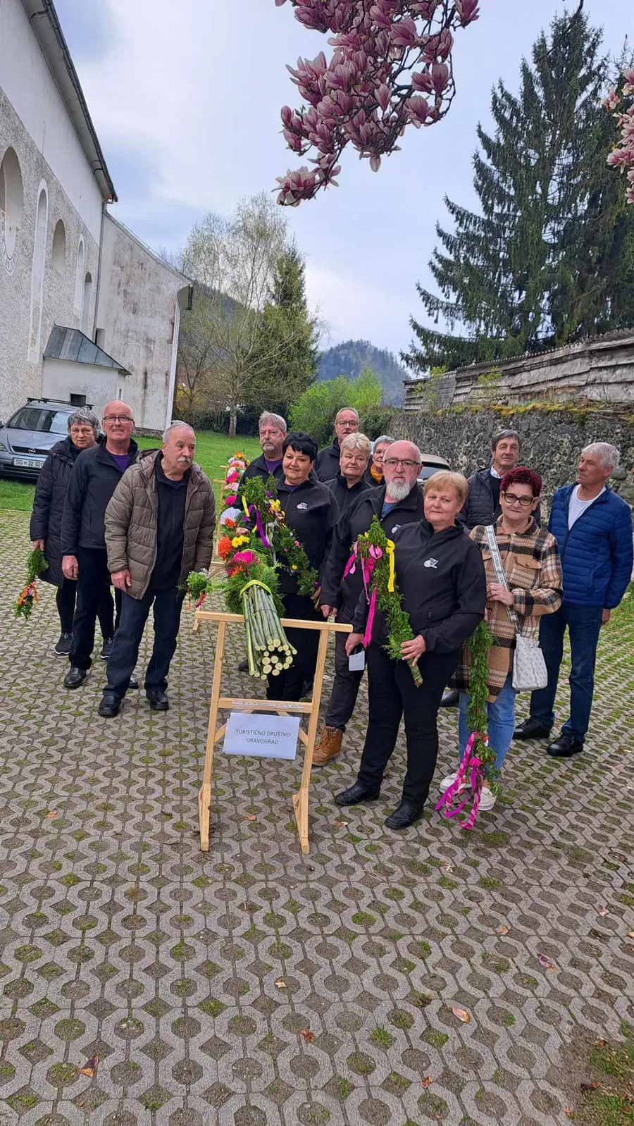 FOTO: Turistično društvo Dravograd izdelalo velik cvetnonedeljski snop