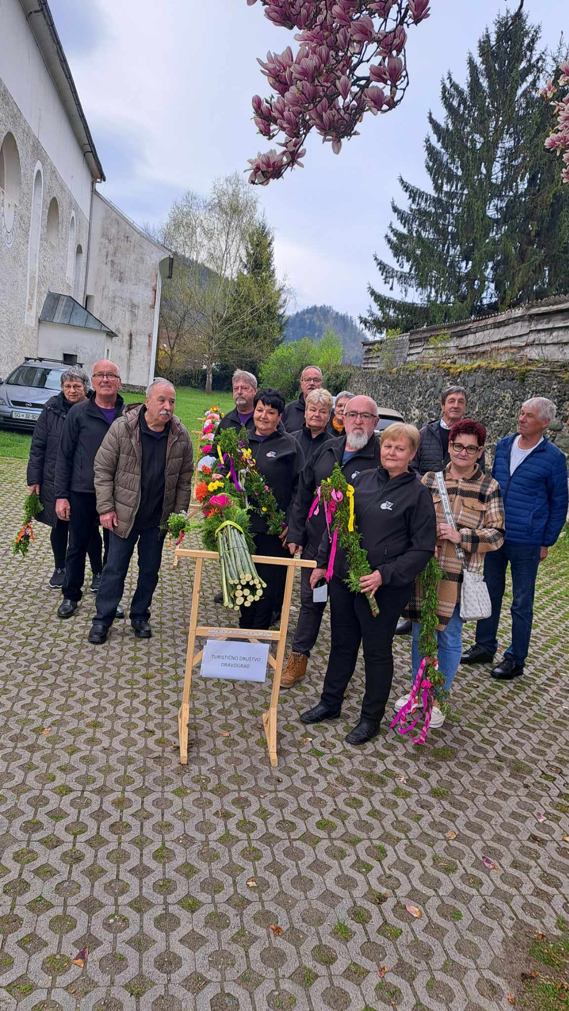 FOTO: Turistično društvo Dravograd izdelalo velik cvetnonedeljski snop