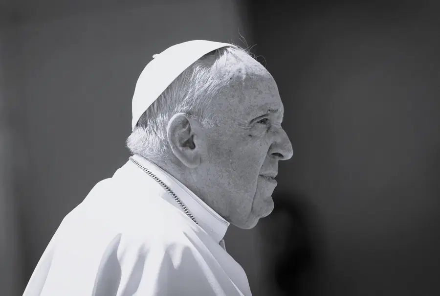 Umrl je papež Frančišek