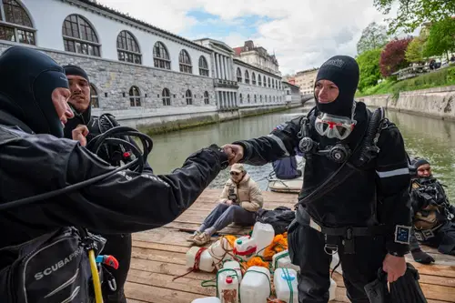 Potapljači iz Ljubljanice potegnili več kot 600 kilogramov odpadkov
