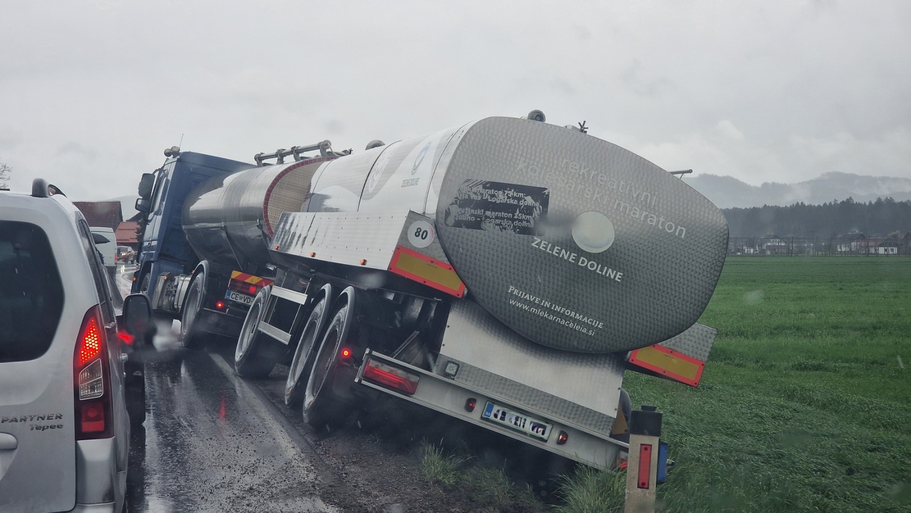 Previdno: Na območju Šmartna tovornjak s cisterno zapeljal s ceste