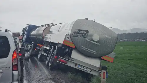 Previdno: Na območju Šmartna tovornjak s cisterno zapeljal s ceste