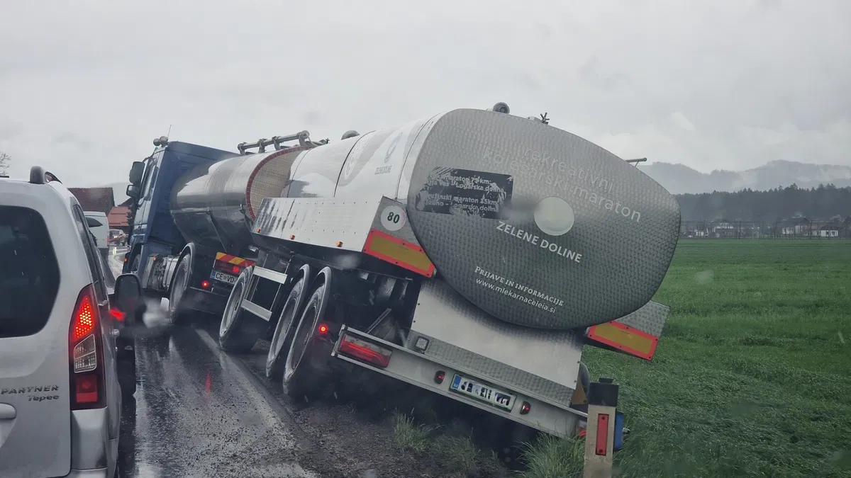 Previdno: Na območju Šmartna tovornjak s cisterno zapeljal s ceste