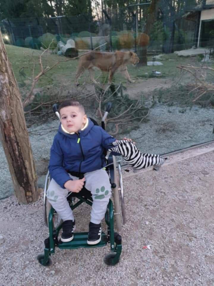 Društvo Junaki 3. nadstropja in deček Nail prosijo za pomoč