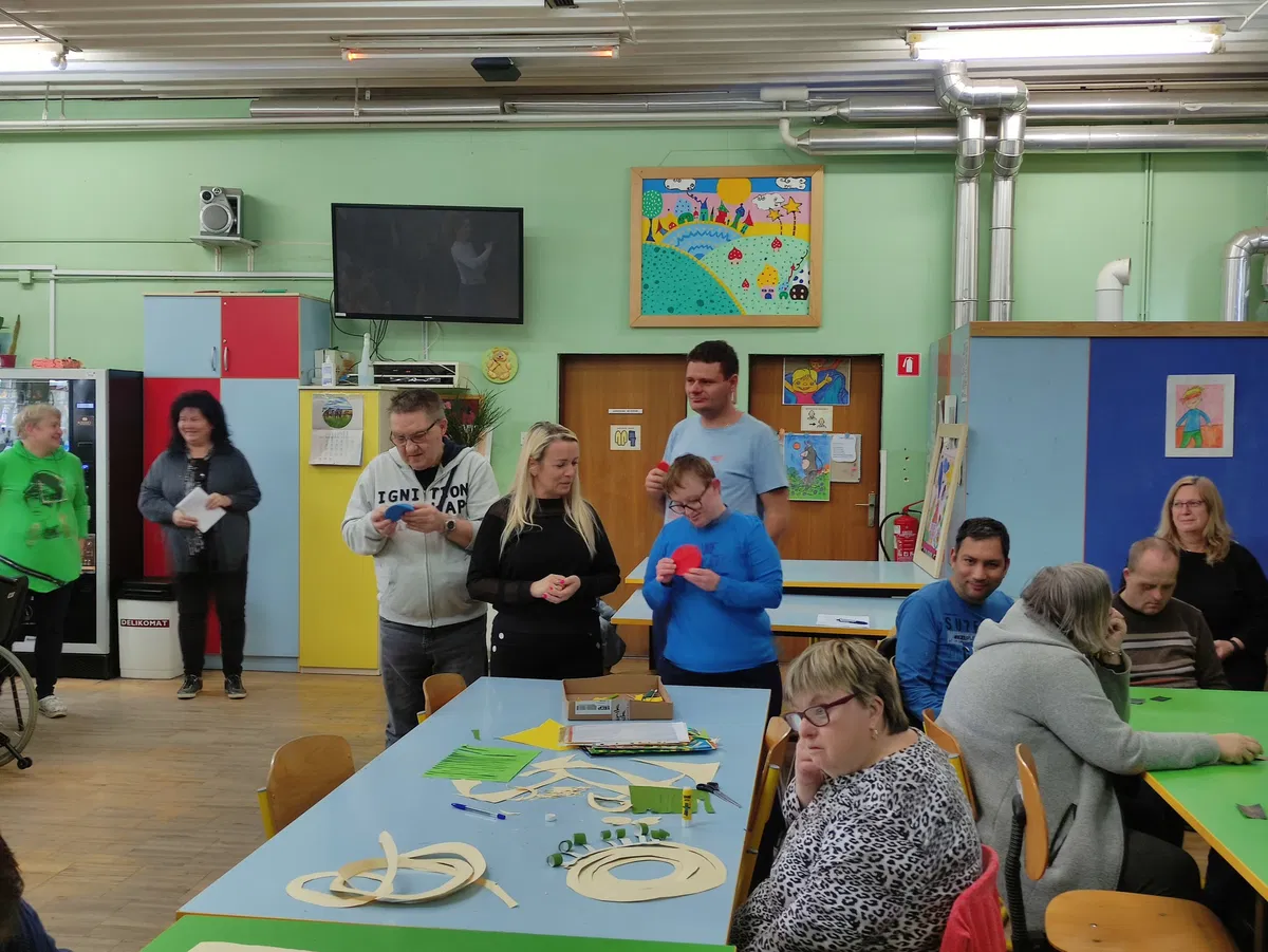 Varovanci delovnega centra Ravne izdelali 3D naslon za roko v sodelovanju s podjetjem Addiflex