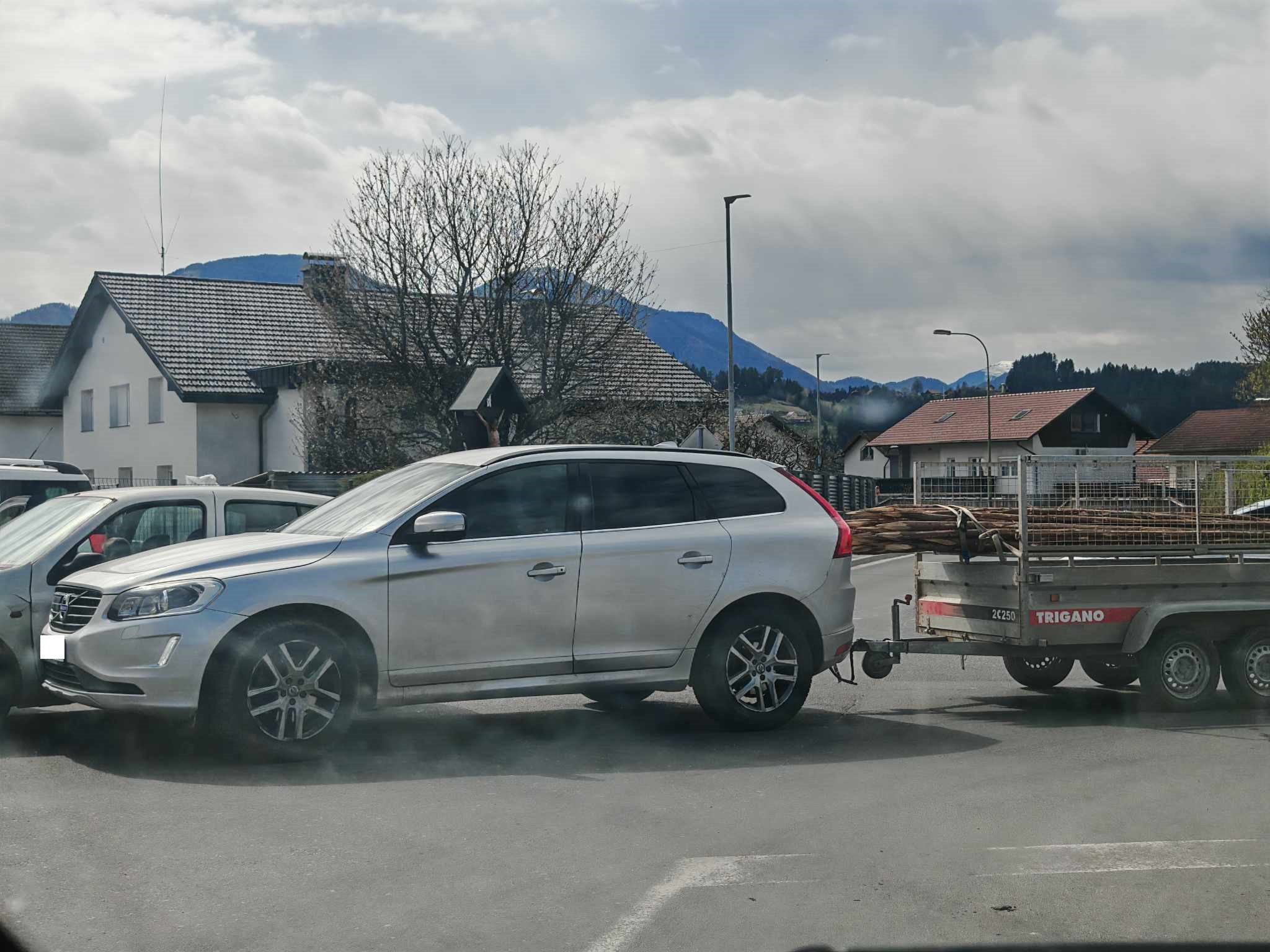 Na Legnu je prišlo do prometne nesreče, trčili sta dve vozili