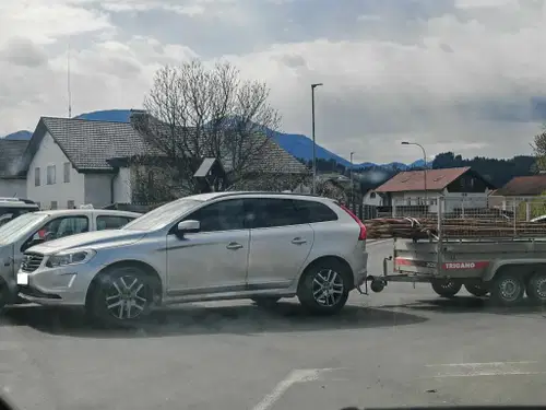 Na Legnu je prišlo do prometne nesreče, trčili sta dve vozili