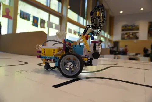 Srednja šola Ravne gostila regijsko tekmovanje ROBObum 2025