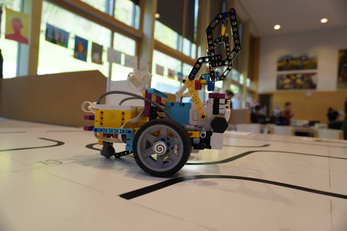 Srednja šola Ravne gostila regijsko tekmovanje ROBObum 2025