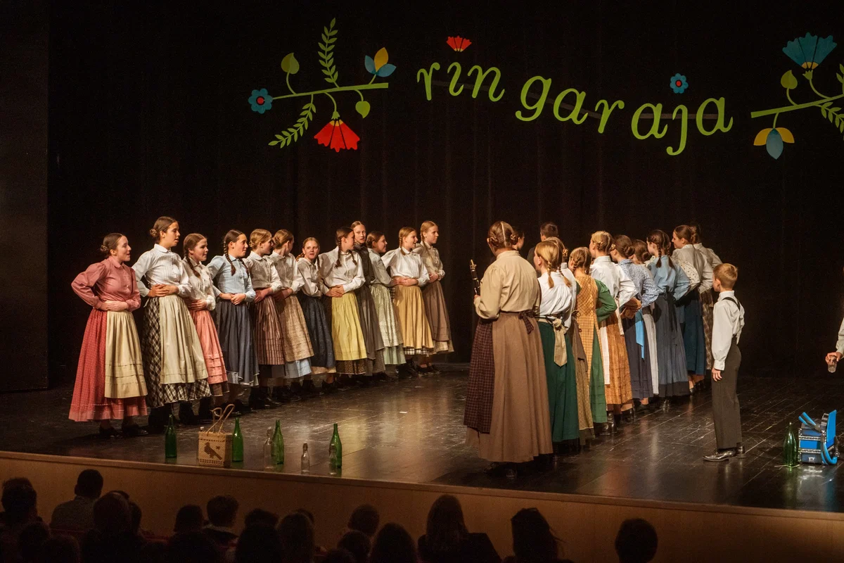 FOTO: Otroci na Ringaraji v Mežici zaplesali skozi zgodbe preteklosti