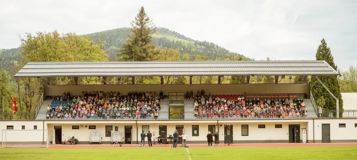 FOTO: Na Ravnah so danes zapeli s srci in uspešno izvedli pobudo Vseslovensko petje s srci