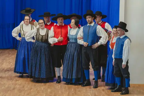 FOTO: Maroltovo srečanje odraslih folklornih skupin Koroške v Šentjanžu pri Dravogradu razveselilo publiko