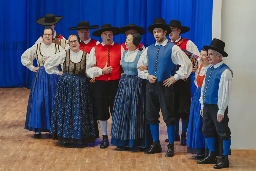 FOTO: Maroltovo srečanje odraslih folklornih skupin Koroške v Šentjanžu pri Dravogradu razveselilo publiko