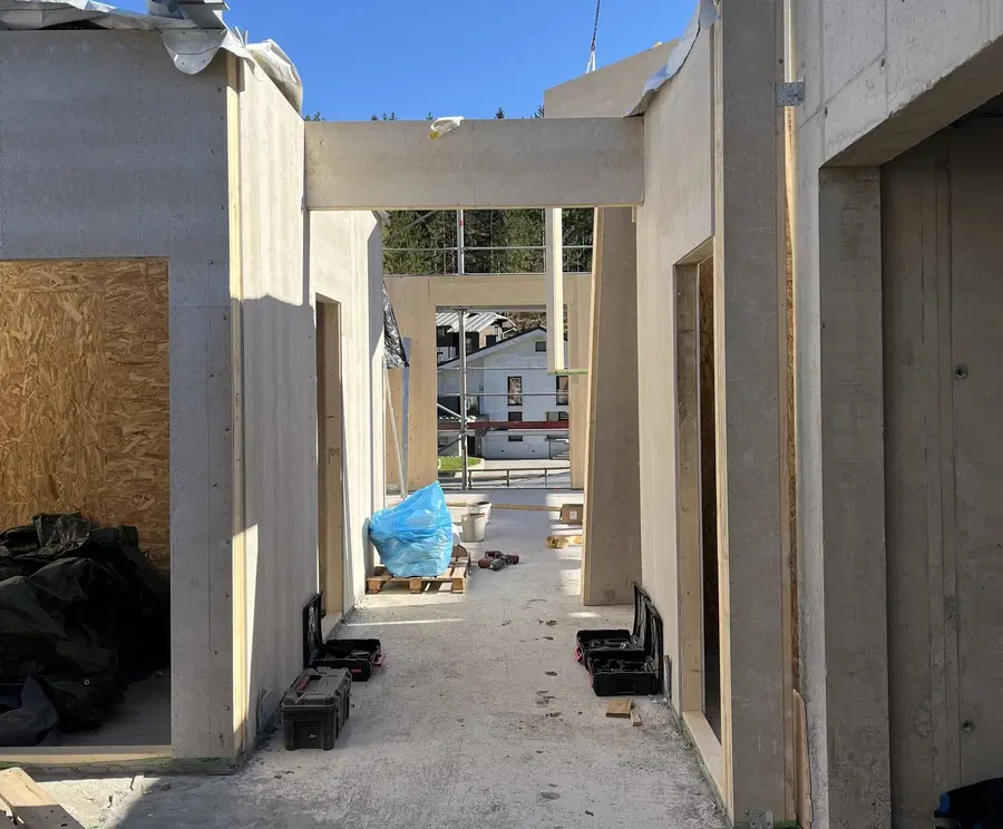 Gradnja bivalnih enot za starejše v Mežici lepo napreduje