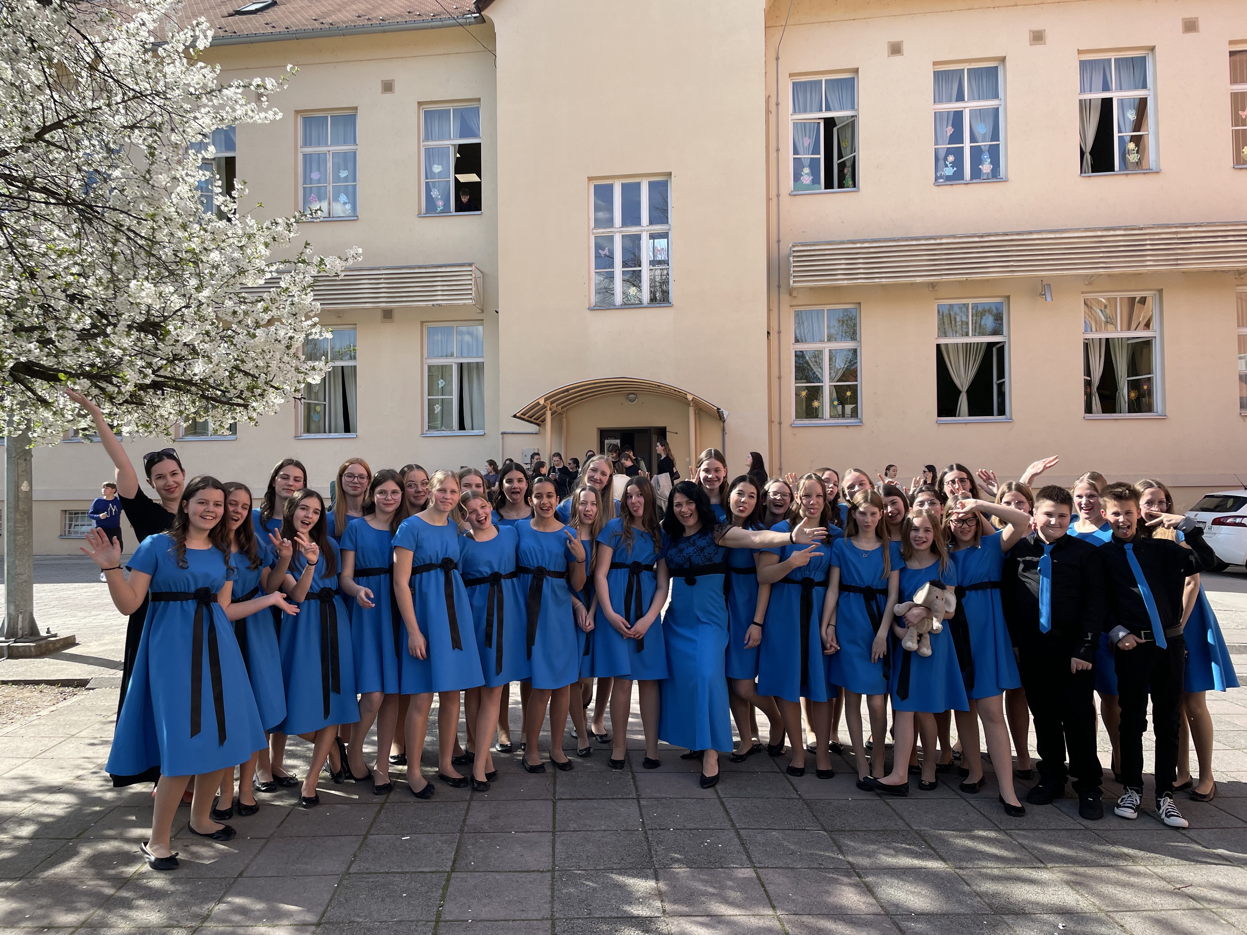 VIDEO in FOTO: Mladinski pevski zbor Druge OŠ Slovenj Gradec se domov vrača z zlato medaljo