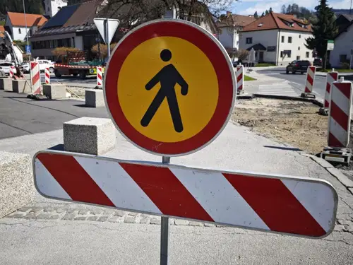 Do konca naslednjega tedna delna zapora občinske ceste Traberg - pokopališče v Dravogradu