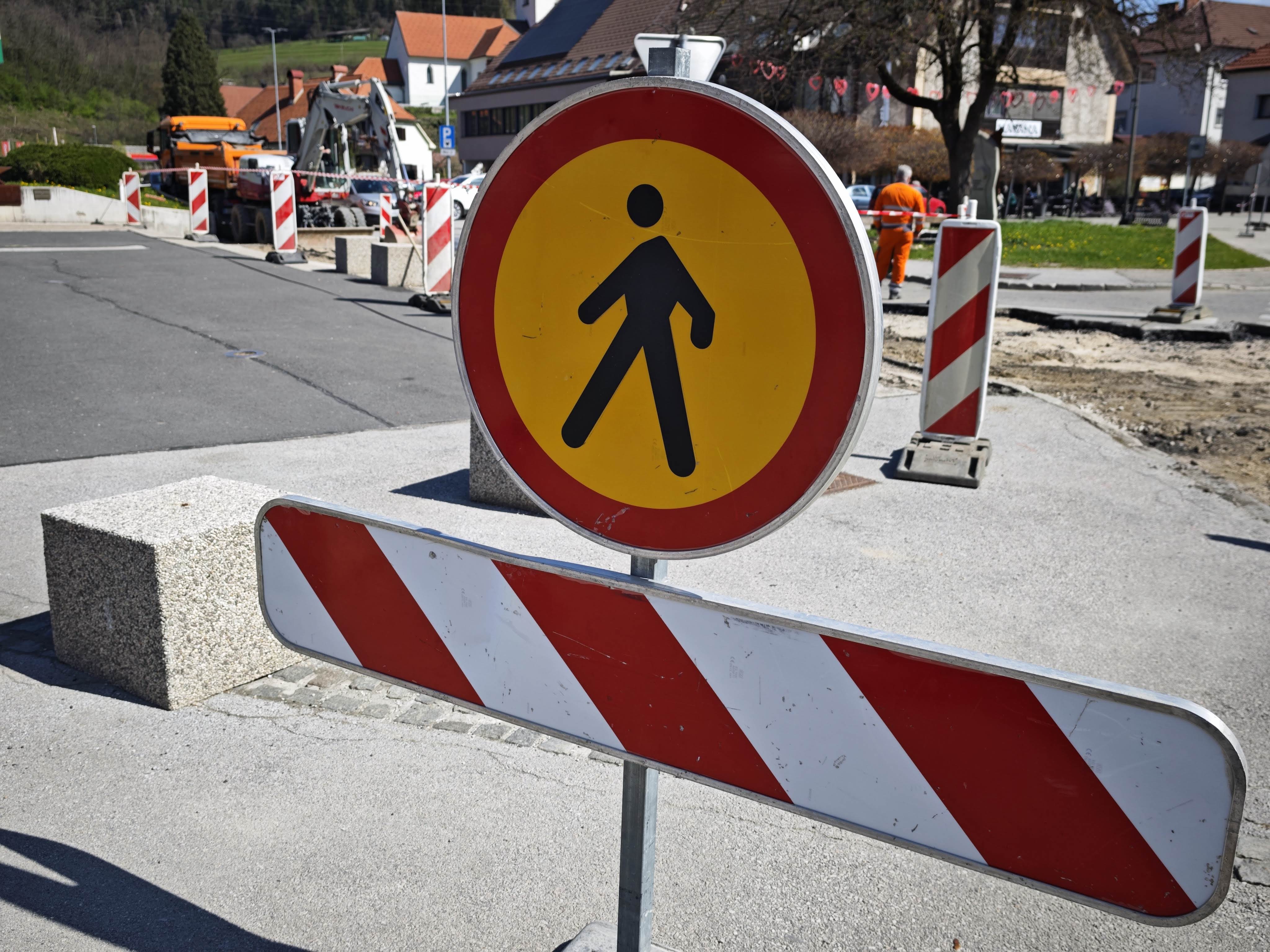 Jutri in pojutrišnjem zapora ceste v Mežici zaradi asfaltiranja