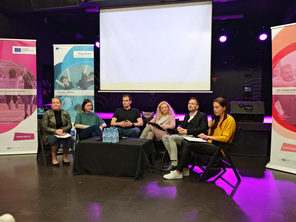 FOTO: Ob mednarodnem dnevu mladih prostovoljcev na Ravnah razpravljali o pomembnosti mladinskega dela