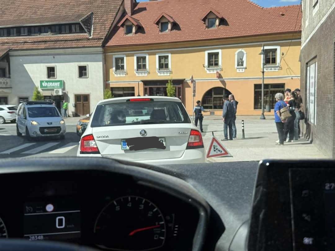 Na Ravnah pri pošti je prišlo do prometne nesreče