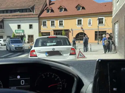 Na Ravnah pri pošti je prišlo do prometne nesreče