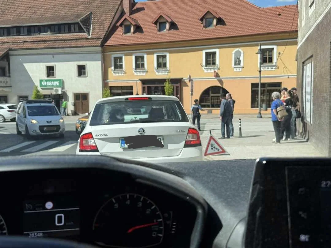 Na Ravnah pri pošti je prišlo do prometne nesreče