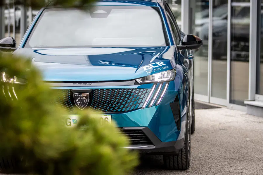 Ob sklenitvi zavarovanja vas v Avto Centru Ravne razveselijo z majico