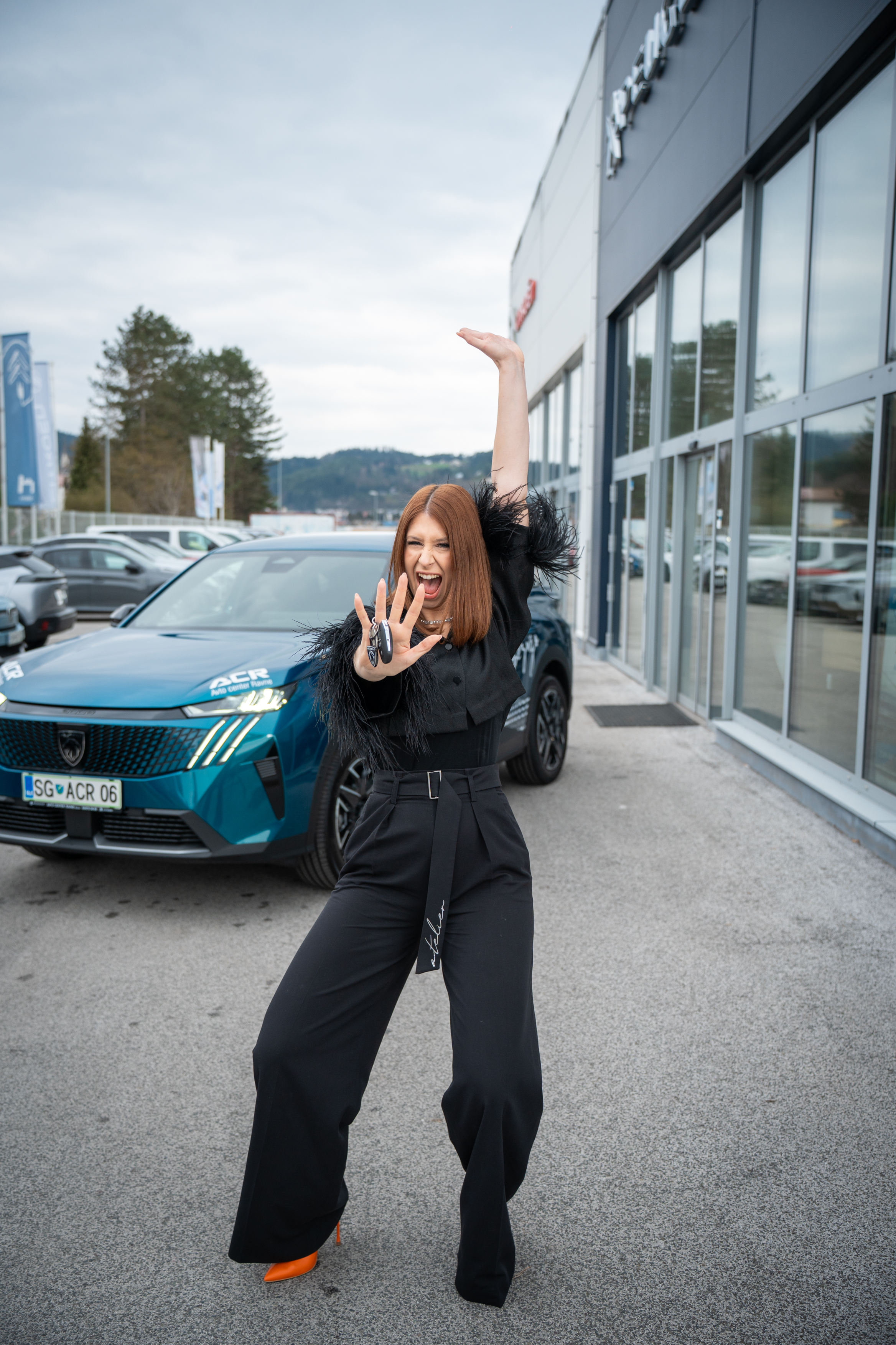 Eva Boto sicer ni strokovnjakinja za servis avta, so pa zato v Avto Centru Ravne