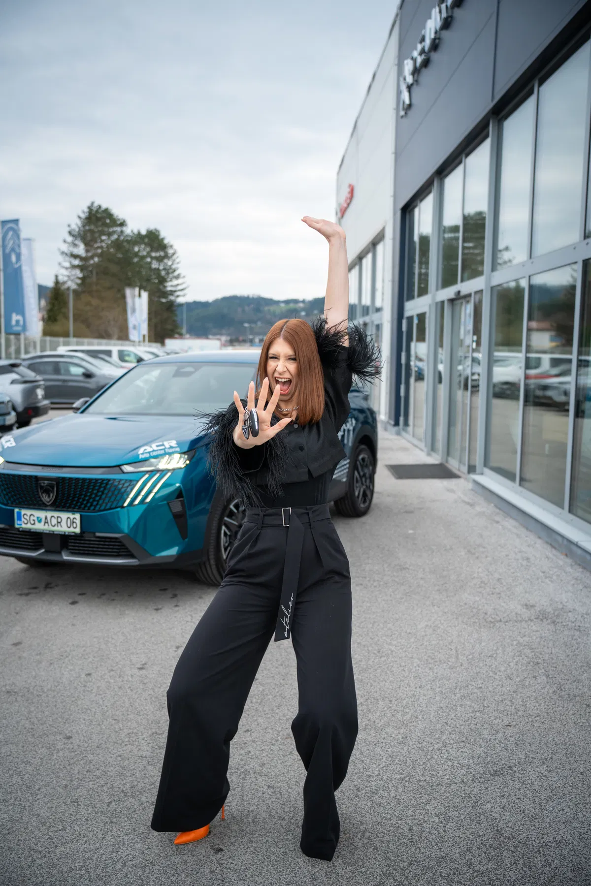 Eva Boto sicer ni strokovnjakinja za servis avta, so pa zato v Avto Centru Ravne